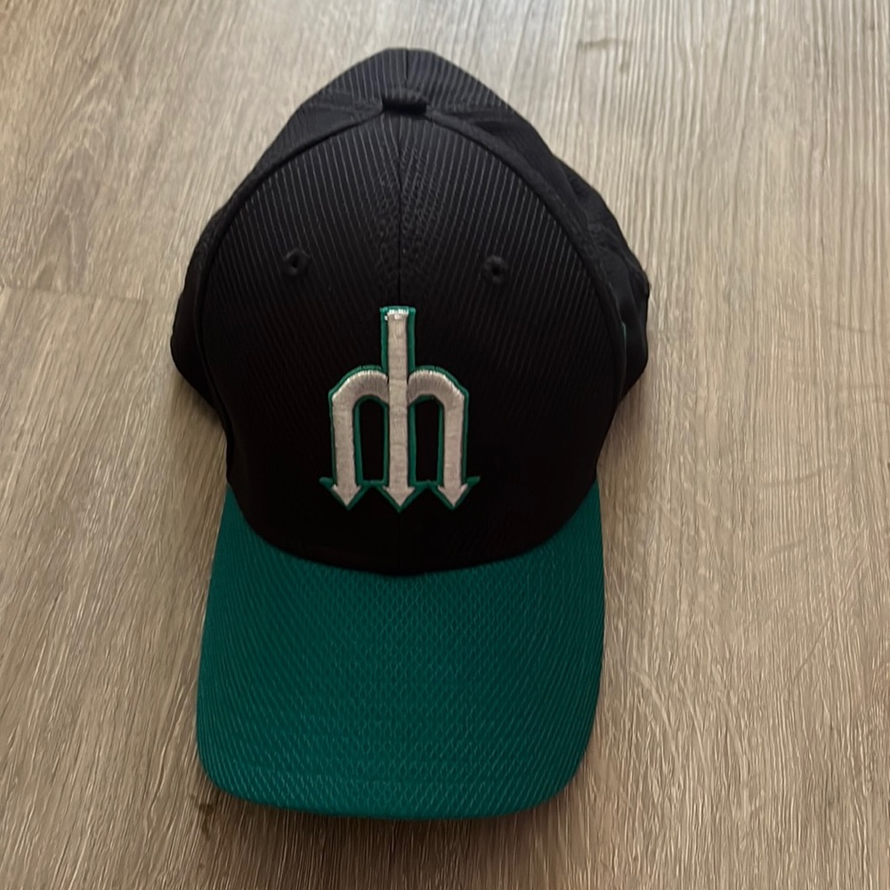 Seattles mariners hat size small-medium